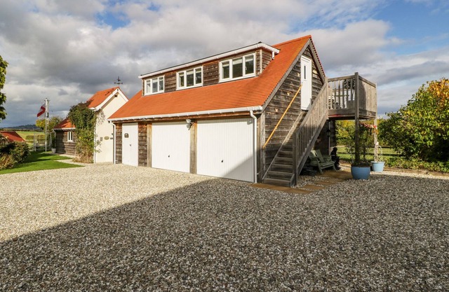 LEDWYCHE ORCHARD, romantic, with hot tub in Tenbury Wells