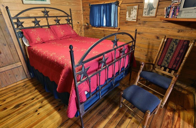 Lee Cabin at Country Accent Antiques, Pipe Creek, TX.