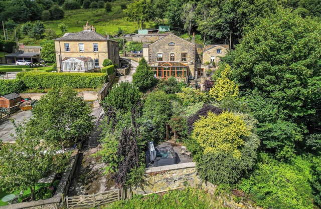 LEE HOUSE FARM, pet friendly, with hot tub in Shibden