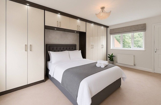 Leeds 4 Bed Home With Parking