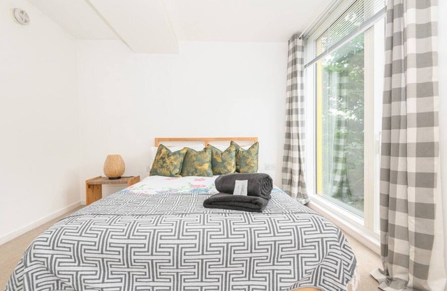 Leeds - Sleeps 4 - Free Parking - Pet Friendly