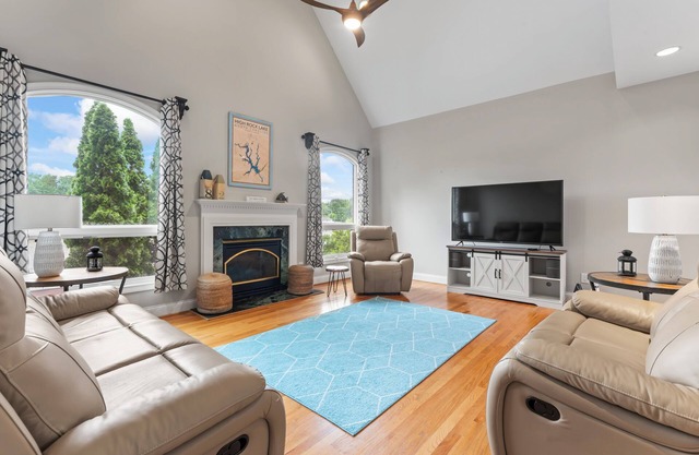 Leeloo's on the Lake – Gorgeous 4 BDR Sleeps 12 w/Private Pool, Pet Friendly!