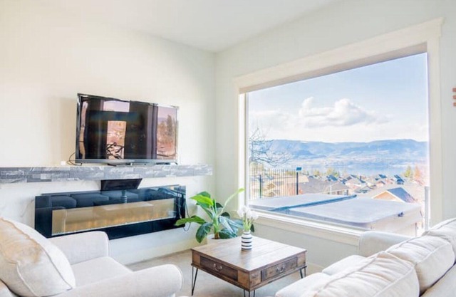 Legal Lakeview 2-bed 2-bath Entire Suite