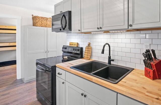 Leisure Escape - updated cottage right in Silver Lake