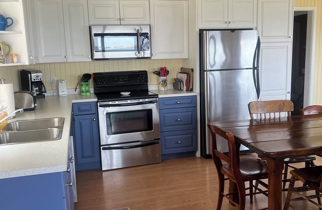 Lenrose Cottage. Waterfront in Brackley Beach. Close to National Park Beaches