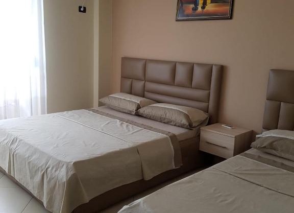 Leonard's Shengjin Apartments