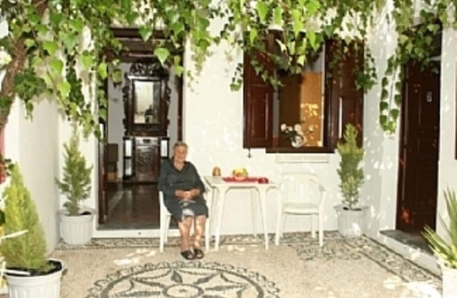 Leonidas 2 Bedroom Apartment - On A Hillside In A Quiet Position!