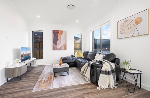 Leppington 5Br house near Woolworths/Tran station