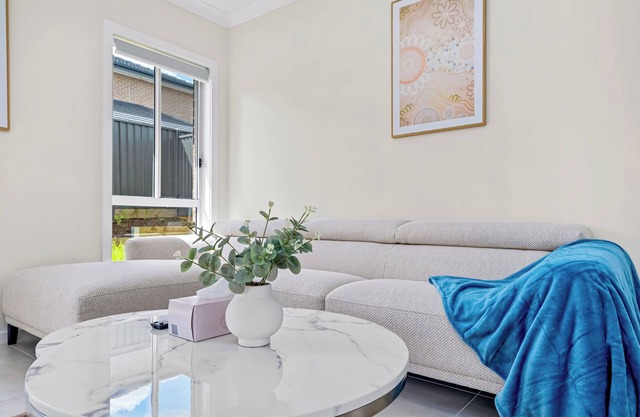 Leppington Two-Level 4Br near Village & Woolworthsn