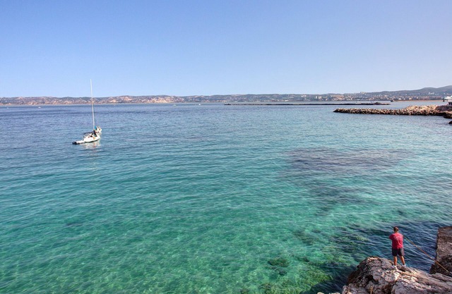 Les Cabanons feet in the water