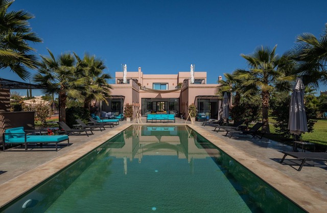 LES IRIS villa with private heated pool, SPA & Tennis court (5 rooms/10 pax)