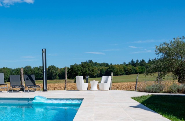 "Les Lièvres" House: Air-conditioned Relaxation Oasis with Pool & Jacuzzi