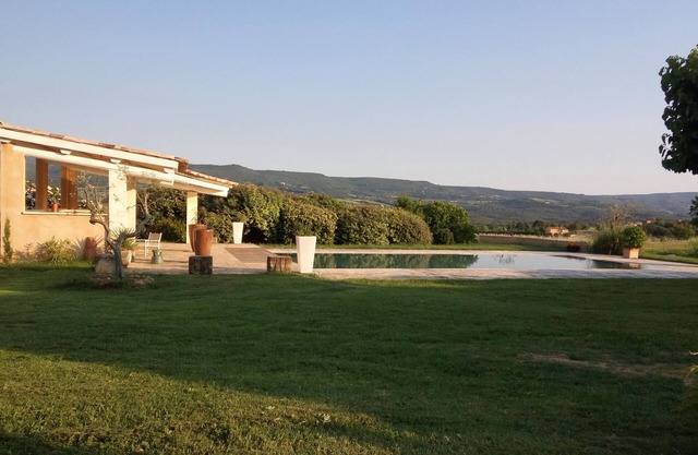 Les Mûriers: 55m2 gite for 2/4 people in a quiet location overlooking the Luberon and vineyards