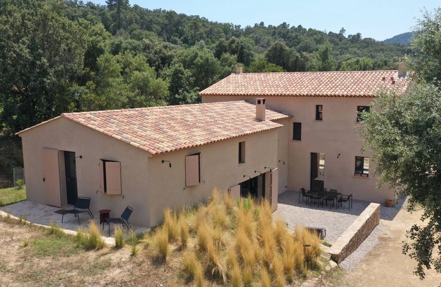 Les Plaines, Country house