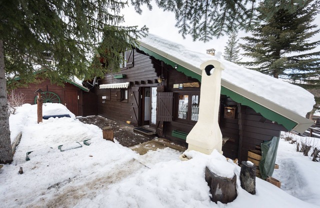 Les Sorbiers - Risoul 1850: Charming chalet for 10 on the edge of the slopes.