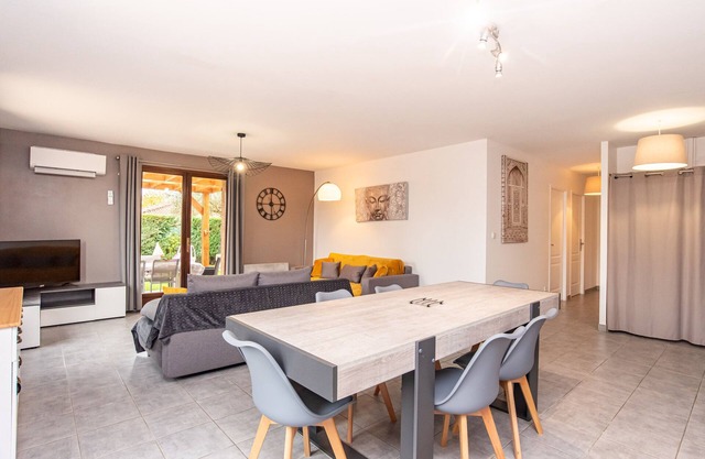 Les Tournesols Belle Maison parking 3 lits 160x200 1 lit 90 1 BZ wifi, air conditioning