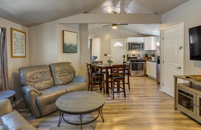 Less Than 1 Mi to Big Bear Lake Fawnskin Cottage with Grill