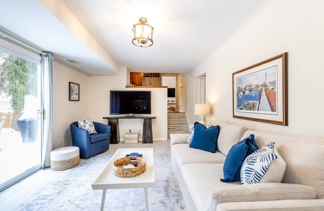 Less than 1 mile to Navy Stadium, Fenced-in Yard and Dog-Friendly Home