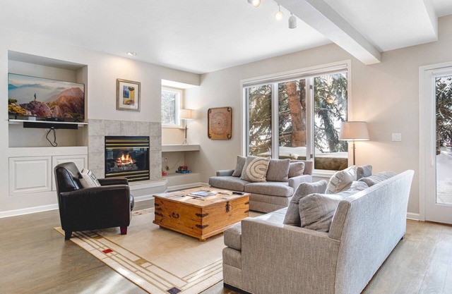 Let Us Be Your Vacation Home this Winter! Hot Tub, Dog Friendly, Quiet Golf Course Views.