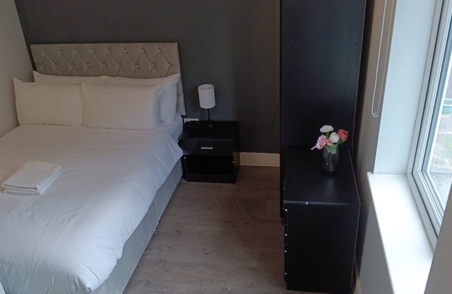 Letzi private en-suite Room, Near Wembley stadium