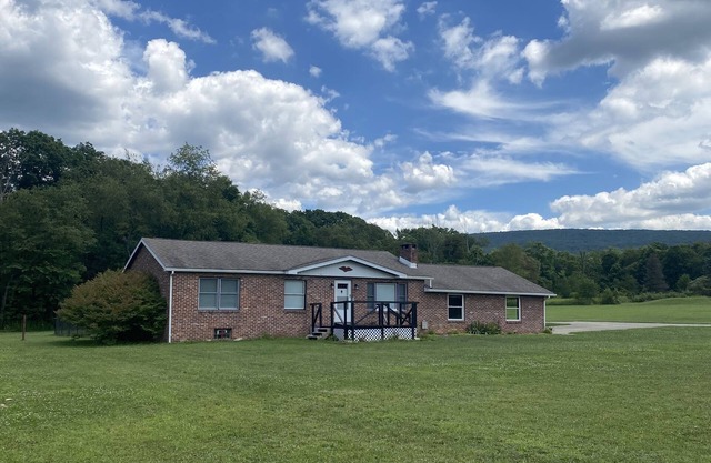 Level Laurel highlands house on 5 acres!