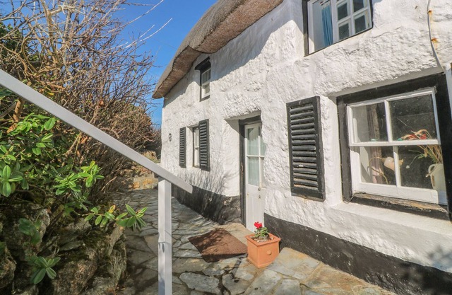 LEWCOTT, family friendly, character holiday cottage in Sennen Cove