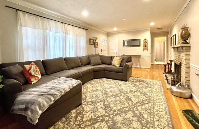 Lexington Boho Chic- 3BED 2BATH NEW LISTING Prime location!