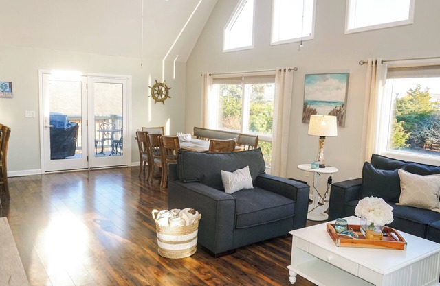 LEYA`S SECRET TREASURE - 3 BD, 2.5 BA - Sleeps 10 - Steps from the beach!