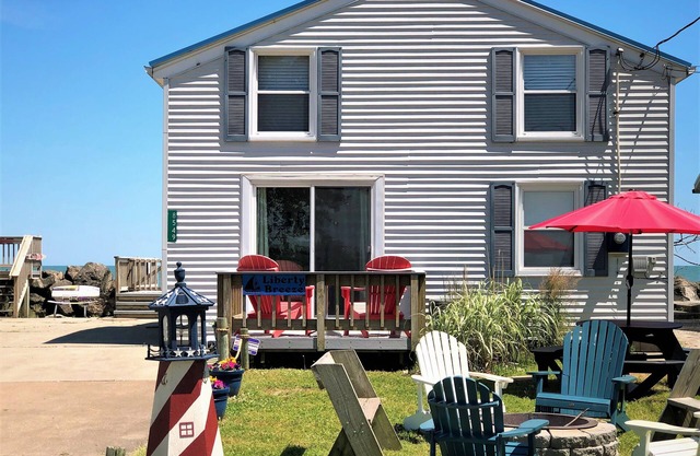Liberty Breeze-Charming Cottage on Lake Erie (Near Port Clinton) Lakefront