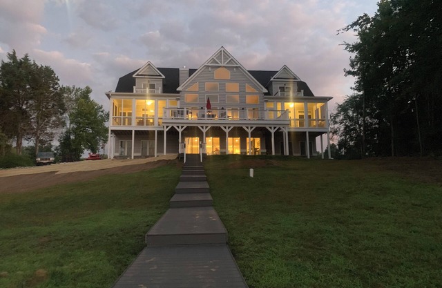 License To Chill- NEW Luxury Waterfront Home, Public Side, Beach, Boathouse