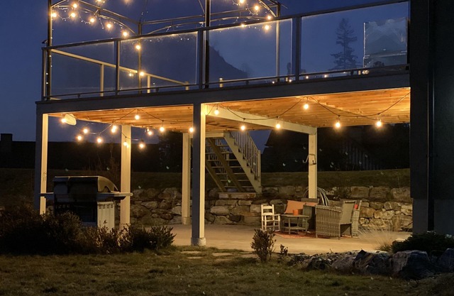 Licensed suite with hot tub near Summerhill Winery