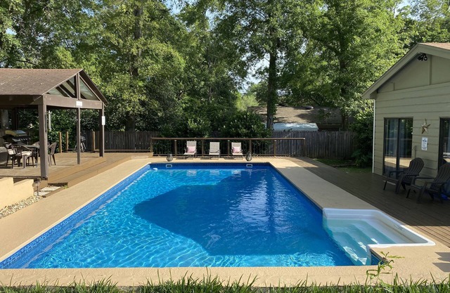 Life is better by the pool, near FSU,nPrivate pool, pet friendly, sleeps 8!