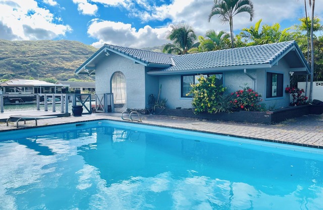 Life on the Water Hawaii with WiFi & AC & Washer/Dryer