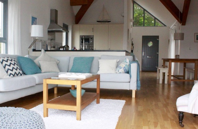 Light Airy Modern Cottage: comfortable interior, village centre, great local pub