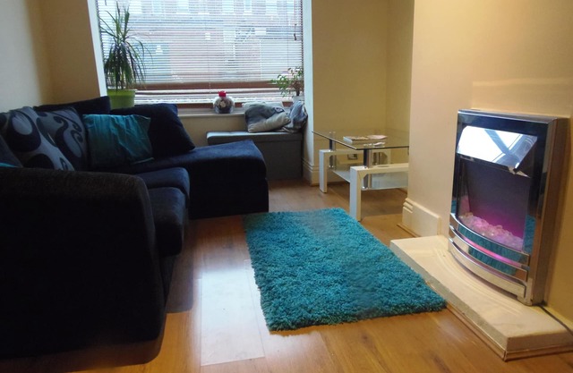 Light and Airy 1 bed Flat With Large Basement Kitchen and Private Outside Area