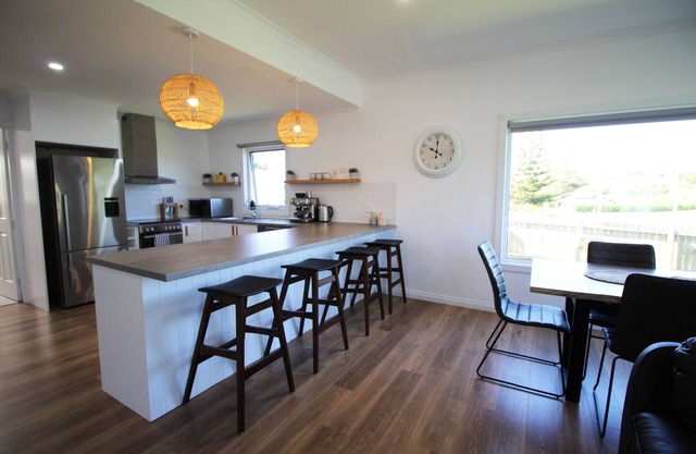 Light and bright quality accommodation walking distance to town.