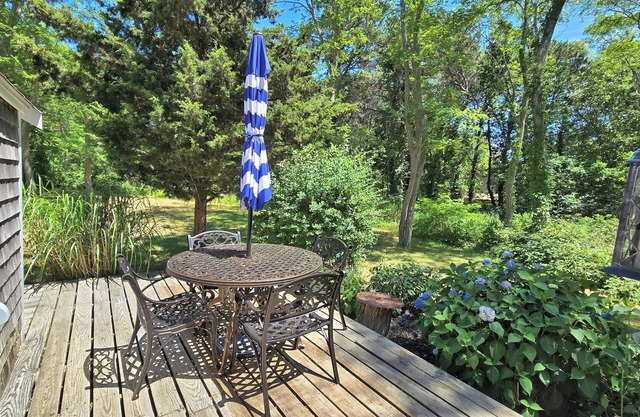 Light & Bright 2BD Cottage-A/C, Deck, Walk to Powers Landing or Mayo Beach
