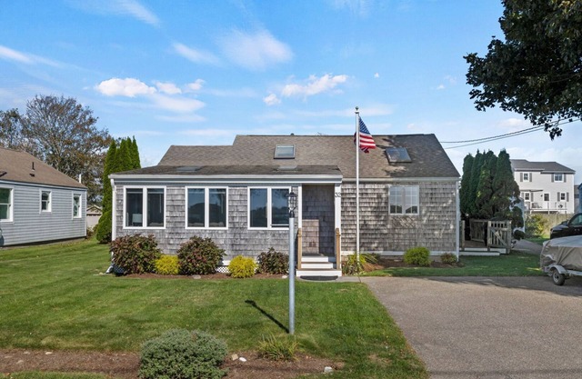 Light, Bright and Beach Home with Water Views on Great Island