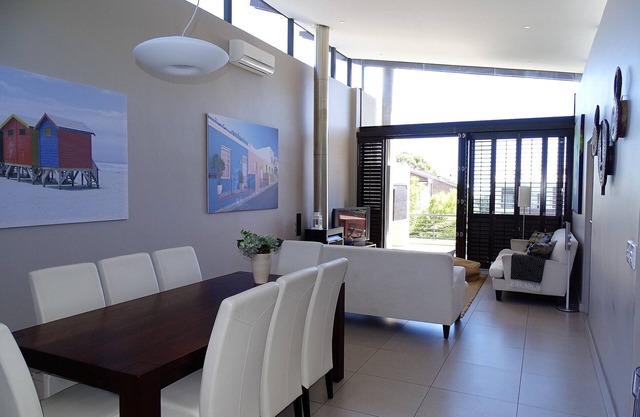 Light&Bright top floor Apartment, a minute's walk to the beach!
