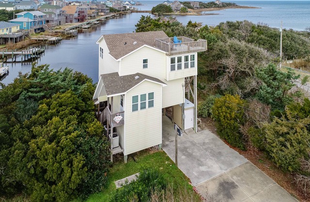 Light-filled canal front home w/deck, washer/dryer, private hot tub, central A/C