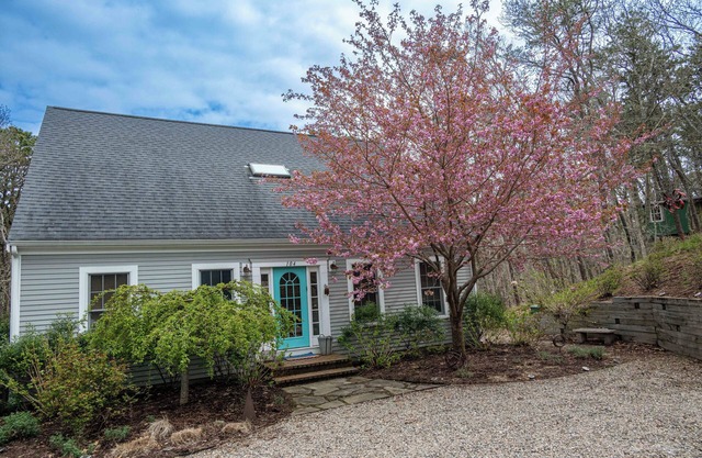 Light-filled open-plan home, dog-friendly, sleeps 8. Central AC, all amenities.