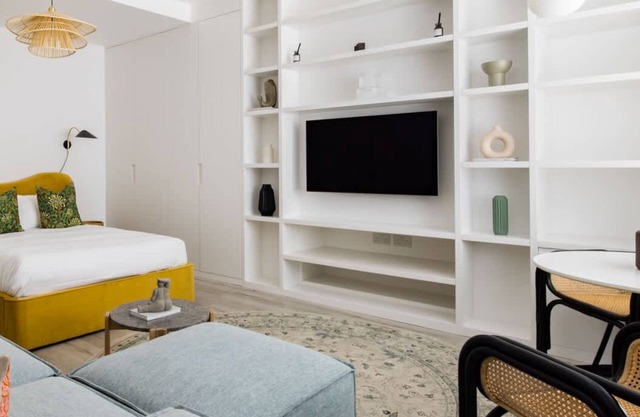 Light-filled Studio with AirCon near Tube