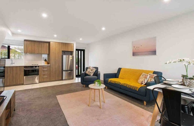 Light & Spacious 2Bdrm Townhouse Off Street Park