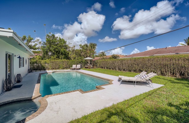 Lighthouse Point Beach Home: 10 min to beach 🏖️, sleeps 10, pool 🏊‍♀️, golf, pickle🎾