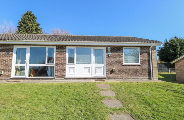 LIGHTHOUSE VIEW, family friendly, with pool in Winterton-On-Sea