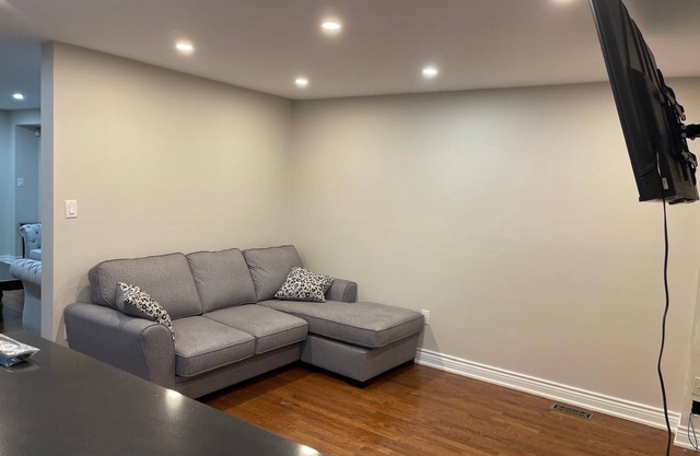 LikeHome - 3 Bedroom House n5mins from Highway 401, Train station & Downtownn