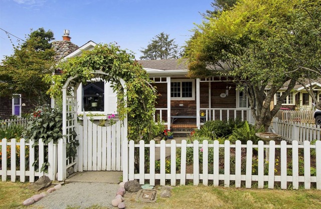 Lil Bird Cottage - Beachcomber Vacation Homes