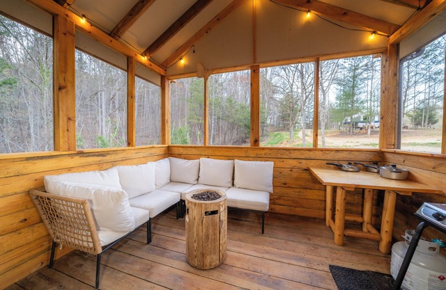 Lil Cabin with Smoky Mountain Views close to hiking & short drive to Gatlinburg