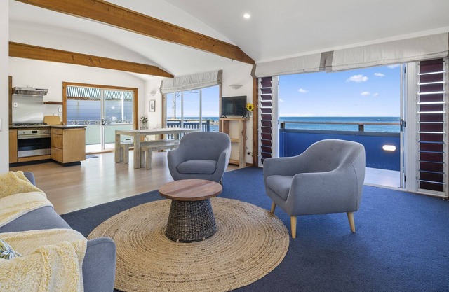 Lil' House By The Bay - Ōwhiro Bay Retreat