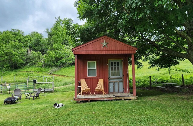 Lil Red Ranch House so secluded yet only 10 mins from town.